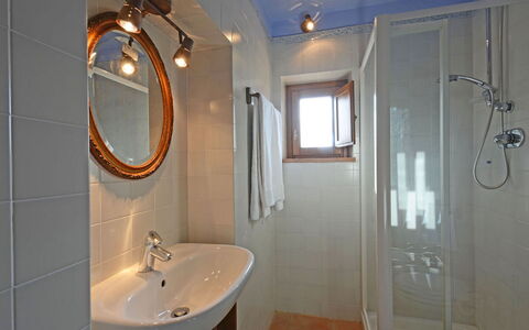 Terra San Raffaele 10+3: Muur, Loodgieterswerkinrichting, Hout, Interieur Ontwerp, Flooring, Verdieping, Badkamer, Wastafel In De Badkamer, Spiegel, Kamer