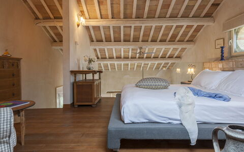 Casa Sant'Elia 7+3: Meubilair, Bed, Interieur Ontwerp, Slaapkamer, Verdieping, Flooring, Muur, Bedding, Hout, Laken