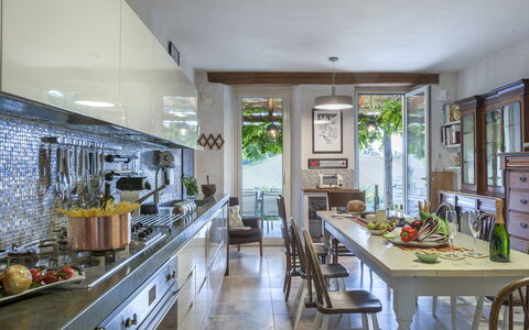 Casa Sant'Elia 7+3: Meubilair, Keuken, Interieur Ontwerp, Countertop, Hout, Flooring, Cabinetry, Huis, Verlichting, Stoel