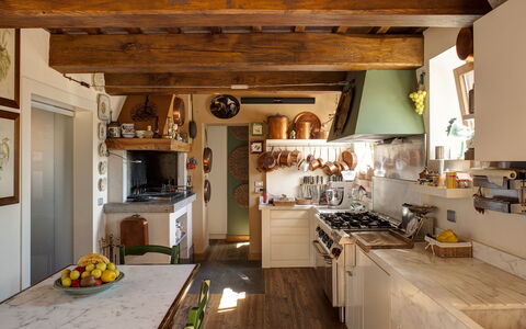 Casa Eugenia 8: Meubilair, Keuken, Interieur Ontwerp, Hout, Countertop, Flooring, Verlichting, Cabinetry, Huis, Plafond