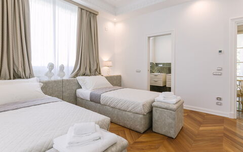Villa la Perla Bianca 10: Interieur Ontwerp, Verdieping, Slaapkamer, Meubilair, Bed, Flooring, Plafond, Laken, Bedding, Linens