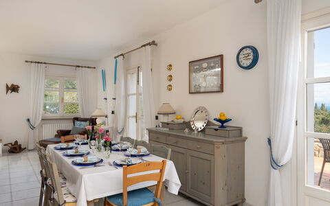 Villa Perelle 8: Meubilair, Interieur Ontwerp, Stoel, Tafel, Flooring, Keuken En Eettafel, Verdieping, Kamer, Eetkamer, Plafond