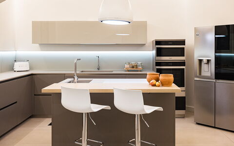 Villa Giulia 8: Meubilair, Interieur Ontwerp, Keuken, Cabinetry, Countertop, Toestel Van De Keuken, Flooring, Hout, Lichte Inrichting, Huishoudapparatuur