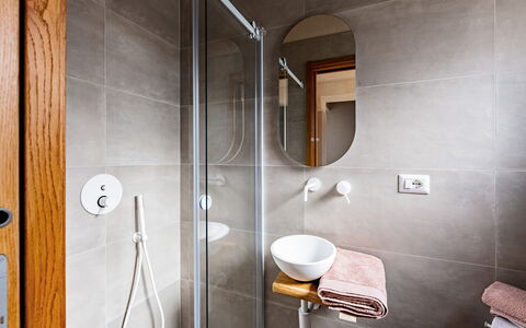 Trulli Fiori di Mandorlo 6: Flooring, Verdieping, Loodgieterswerkinrichting, Interieur Ontwerp, Badkamer, Loodgieter, Kraan, Kamer, Wastafel, Wastafel In De Badkamer