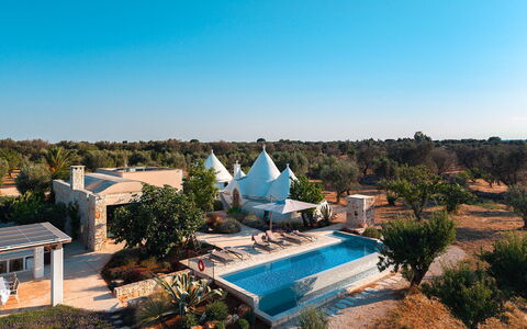 Trulli Fiori di Mandorlo 6: Zwembad, Landgoed, Toevlucht, Landscaping, Eco Hotel, Hacienda, Paraplu, Villa, Badplaats, Buitenmeubels