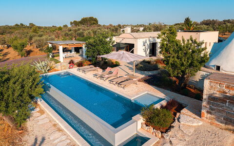 Trulli Fiori di Mandorlo 6: Zwembad, Toevlucht, Paraplu, Buitenmeubels, Eco Hotel, Ligstoel, Landgoed, Waterpartij, Villa, Schaduw