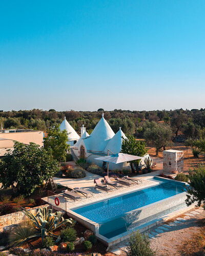 Trulli Fiori di Mandorlo 6: Zwembad, Landgoed, Toevlucht, Landscaping, Eco Hotel, Hacienda, Paraplu, Villa, Badplaats, Buitenmeubels