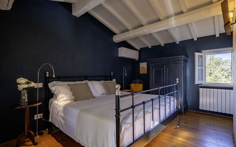 Podere Vernine di Sotto 14: Meubilair, Bed, Slaapkamer, Interieur Ontwerp, Bedding, Laken, Flooring, Verlichting, Verdieping, Plafond
