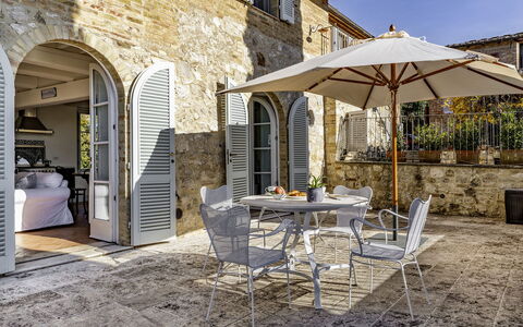 Podere Vernine di Sotto 14: Meubilair, Stoel, Buitenmeubels, Tafel, Keuken En Eettafel, Buitentafel, Bloempot, Kamerplant, Patio, Balkon