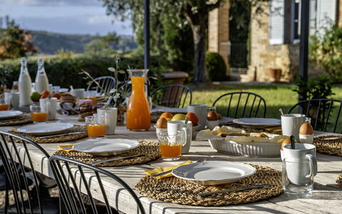 Podere Vernine di Sotto 14: Tableware, Serveware, Tafel, Voedsel, Meubilair, Dishware, Drinkware, Bord