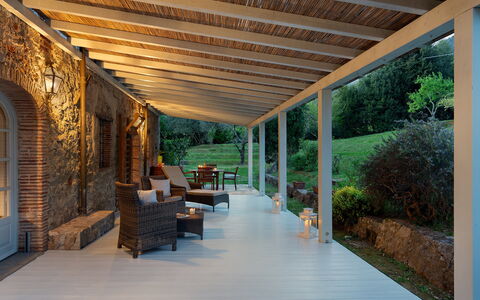 Villa delle Silerchie 10: Hout, Flooring, Veranda, Verdieping, Plafond, Straal, Schaduw, Bloempot, Outdoor Structuur, Patio