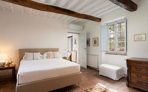 Villa delle Silerchie 10: Meubilair, Bed, Interieur Ontwerp, Slaapkamer, Muur, Flooring, Bedding, Laken, Verdieping, Hout