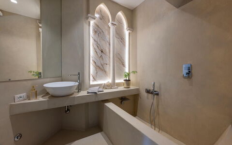 Villa Corte Sant'Anna 6+2: Muur, Loodgieterswerkinrichting, Flooring, Interieur Ontwerp, Verdieping, Kraan, Badkamer, Loodgieter, Verlichting, Bad