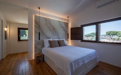 Villa Corte Sant'Anna 6+2: Slaapkamer, Bed, Hout, Bedding, Laken, Interieur Ontwerp, Flooring, Verdieping, Bed Frame, Kamer