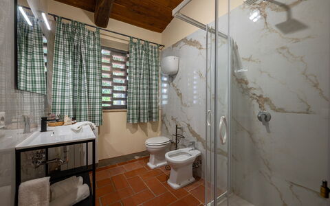 Sangiovese 14: Interieur Ontwerp, Flooring, Muur, Verdieping, Loodgieterswerkinrichting, Meubilair, Plafond, Badkamer, Verlichting, Kamer