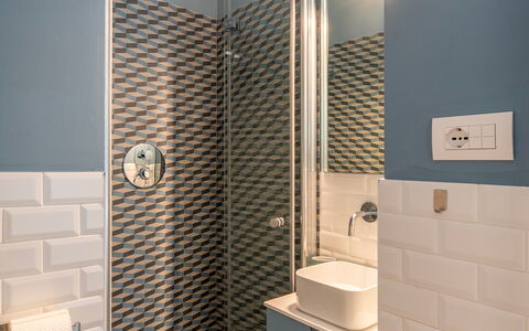 La Scogliera di Sori 5+1: Muur, Badkamer, Flooring, Interieur Ontwerp, Loodgieterswerkinrichting, Verdieping, Tegel, Toilet, Loodgieter, Huis