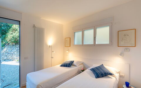 La Scogliera di Sori 5+1: Bed, Muur, Slaapkamer, Interieur Ontwerp, Plafond, Laken, Bedding, Meubilair, Huis, Kamer