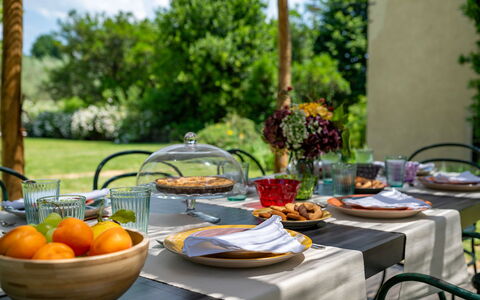 Villa Collegigliato 8: Voedsel, Tableware, Meubilair, Serveware, Tafel, Fruit, Dishware, Bord, Tafelkleed, Drinkware