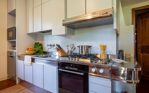 Villa Collegigliato 8: Toestel Van De Keuken, Keuken, Major Appliance, Countertop, Huishoudapparatuur, Fornuis, Fornuis, Gasfornuis, Cabinetry, Interieur Ontwerp