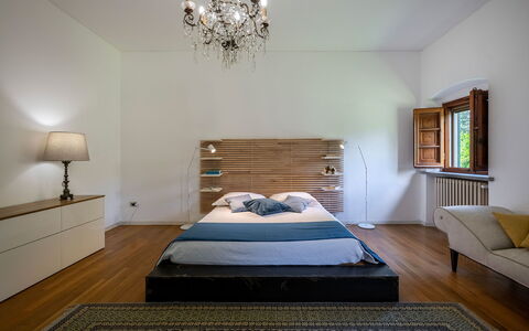 Villa Collegigliato 8: Bed, Meubilair, Bedding, Interieur Ontwerp, Slaapkamer, Laken, Flooring, Hout, Verdieping, Kamer