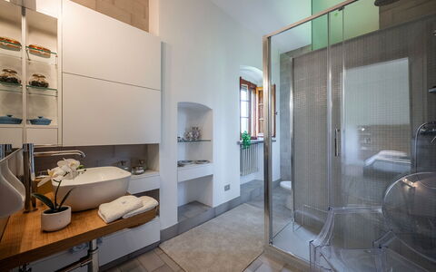 Villa Collegigliato 8: Interieur Ontwerp, Flooring, Loodgieterswerkinrichting, Verdieping, Plafond, Kraan, Verlichting, Badkamer, Meubilair, Wastafel