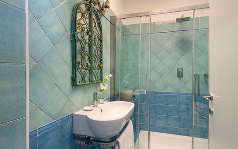 Villa Il Faro 10: Blauw, Badkamer, Loodgieterswerkinrichting, Interieur Ontwerp, Flooring, Verdieping, Loodgieter, Tegel, Spiegel, Kraan