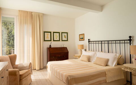 Villa Il Faro 10: Meubilair, Bed, Interieur Ontwerp, Slaapkamer, Muur, Flooring, Verdieping, Hout, Kamer, Bedding