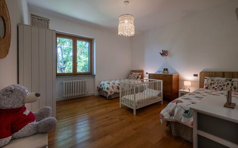 Villa Il Ritiro 8: Meubilair, Bed, Interieur Ontwerp, Slaapkamer, Muur, Flooring, Verdieping, Bedding, Hout, Plafond