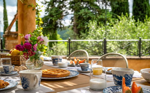 Colle Calzolaro 8: Tableware, Meubilair, Serveware, Tafel, Drinkware, Dishware, Tafelkleed, Porselein, Voedsel, Bord