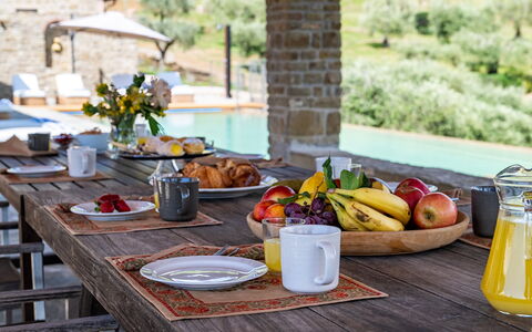 Tenuta Santa Cristina 10: Meubilair, Tafel, Tableware, Stoel, Keuken En Eettafel, Drinkware, Buitenmeubels, Serveware, Voedsel, Toevlucht