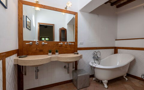 Villa Palazzolo 8: Wastafel In De Badkamer, Loodgieterswerkinrichting, Interieur Ontwerp, Flooring, Badkamer, Wastafel, Kraan, Verdieping, Loodgieter, Verlichting