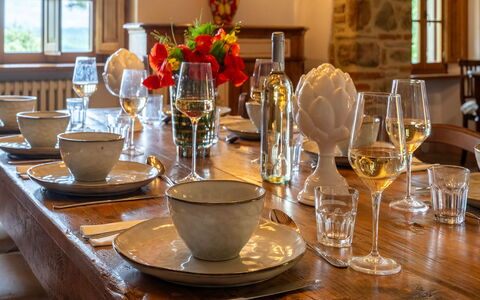 Villa Palazzolo 8: Meubilair, Tableware, Tafel, Glaswerk, Interieur Ontwerp, Serveware, Drinkware, Dishware, Barware, Eetkamer