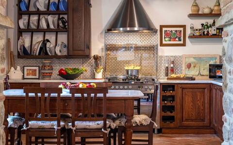 Villa Palazzolo 8: Meubilair, Interieur Ontwerp, Keuken, Flooring, Hout, Countertop, Cabinetry, Verdieping, Verlichting, Huis