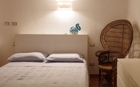 Villa Portobello 10+2: Bed, Bedding, Slaapkamer, Meubilair, Laken, Interieur Ontwerp, Muur, Verdieping, Hout, Flooring