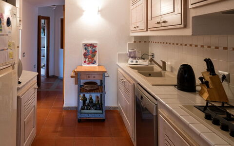 Villa Portobello 10+2: Countertop, Keuken, Interieur Ontwerp, Flooring, Meubilair, Toestel Van De Keuken, Verdieping, Hout, Major Appliance, Plafond