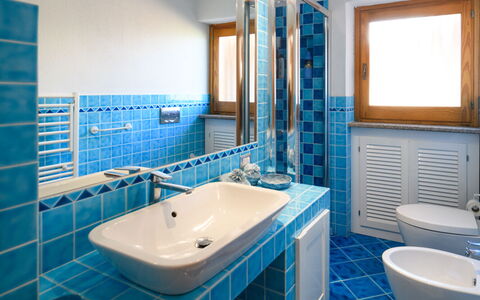 Villa Portobello 10+2: Blauw, Flooring, Interieur Ontwerp, Verdieping, Loodgieterswerkinrichting, Tegel, Badkamer, Wastafel, Kraan, Plafond