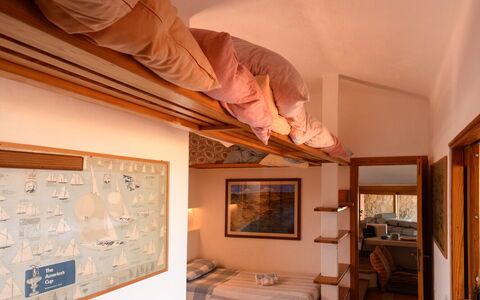 Villa Portobello 10+2: Hout, Interieur Ontwerp, Bed, Slaapkamer, Plafond, Verdieping, Meubilair, Bedding, Laken, Beits