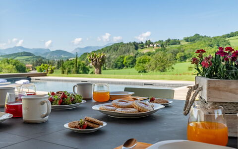 Villa Mamon 6+2: Tableware, Heuvel, Tafel, Voedsel, Meubilair, Bergketen, Serveware, Dishware