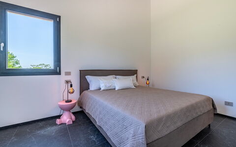 Villa Mamon 6+2: Bed, Slaapkamer, Interieur Ontwerp, Verdieping, Flooring, Verlichting, Huis, Kamer, Meubilair, Laken