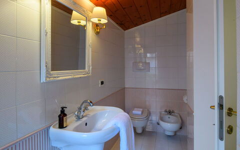 Villa Fiola 8: Muur, Interieur Ontwerp, Flooring, Loodgieterswerkinrichting, Verdieping, Badkamer, Kamer, Plafond, Loodgieter, Verlichting