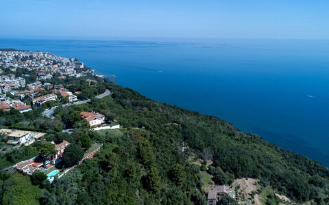 Villa Fiola 8: Water, Zwemwater, Woongebied, Horizon, Kust, Zee, Kust En Oceanic Landvormen, Stad, Waterweg, Landschap