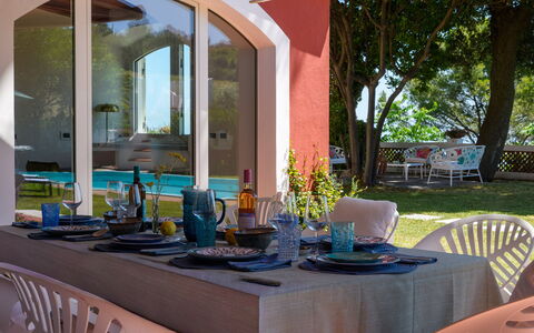 Villa Fiola 8: Meubilair, Stoel, Tafel, Keuken En Eettafel, Buitenmeubels, Toevlucht, Buitentafel, Restaurant, Schaduw, Eetkamer
