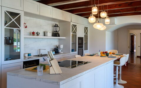 Villa Fiola 8: Meubilair, Interieur Ontwerp, Keuken, Flooring, Countertop, Lichte Inrichting, Hout, Plafond, Verdieping, Cabinetry