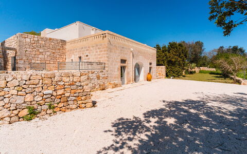 Masseria Grotta Antica 6+2: Lucht, Muur, Architectuur, Landschap, Landgoed, Stenen Muur, Meteorologisch Verschijnsel, Karavanserai, Hacienda