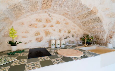 Masseria Grotta Antica 6+2: Tegel, Countertop, Natuurlijk Materiaal, Kamerplant, Ceramic, Loodgieterswerkinrichting, Bloempot, Keuken, Porselein, Kraan
