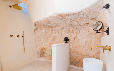 Masseria Grotta Antica 6+2: Muur, Loodgieterswerkinrichting, Loodgieter, Badkamer, Kraan, Lichte Inrichting, Bad, Tegel, Wastafel