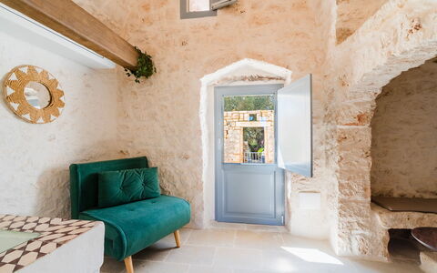 Masseria Grotta Antica 6+2: Muur, Stoel, Stenen Muur, Natuurlijk Materiaal, Kamerplant, Gips, Woonkamer, Koffietafel