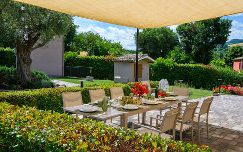 Villa Isola 8+2: Meubilair, Buitenmeubels, Tafel, Schaduw, Tuin, Stoel, Buitentafel, Backyard, Patio, Gazon