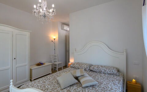 Villa Isola 8+2: Meubilair, Interieur Ontwerp, Bed, Slaapkamer, Verdieping, Muur, Flooring, Hout, Kamer, Laken