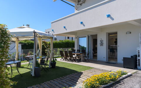 Villa Alma 8+2: Woongebied, Huis, Schaduw, Landgoed, Tuin, Landscaping, Werf, Bloempot, Balkon